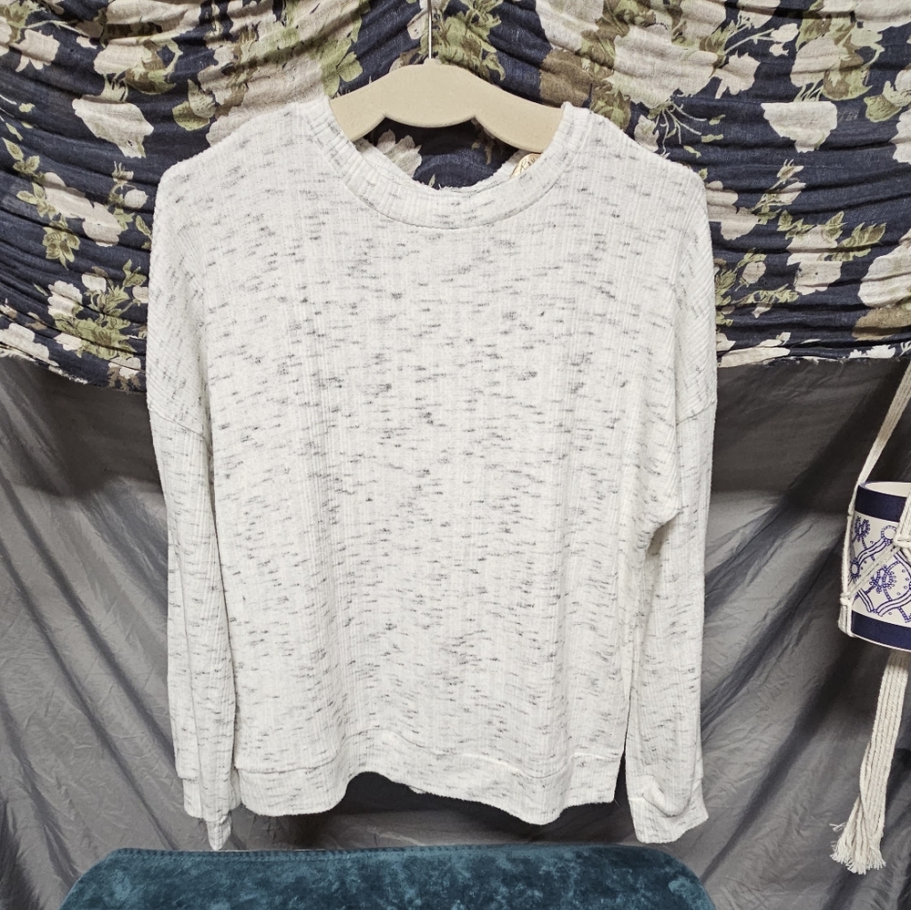 3/$25Lavish Light Heather Gray Long Sleeve Sweater with Long Tie Back Size Large